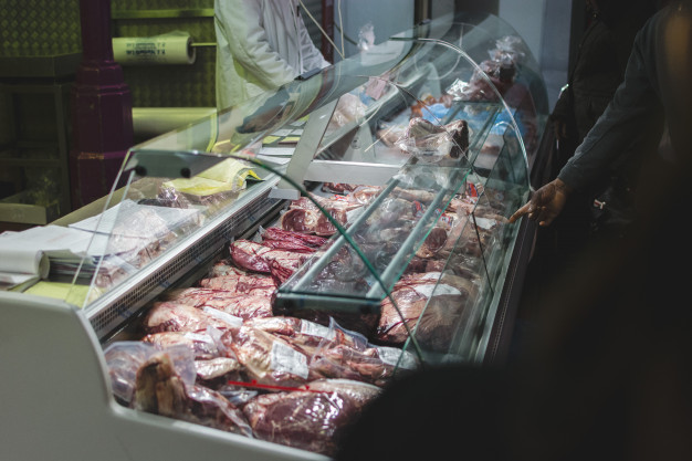Carnes embaladas em vidro de açougue